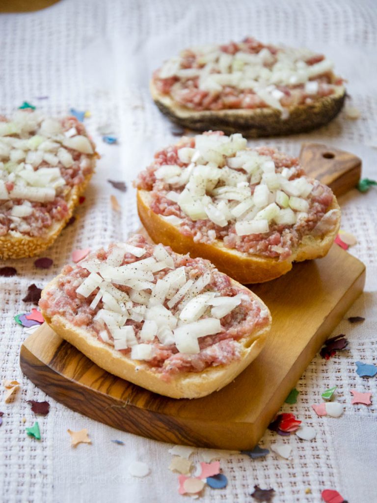 German Mettbrötchen | Raw Minced Pork Sandwiches /// Leckere Mettbrötchen