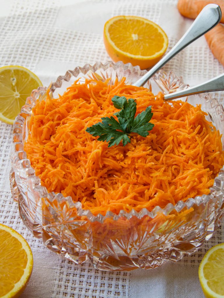 Simple Raw Carrot Salad /// Einfacher Karottensalat