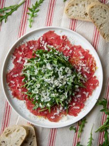 Classic Beef Carpaccio with Arugula Salad and Parmesan Cheese /// Klassisches Carpaccio von Rind mit Ruccola und Parmesan