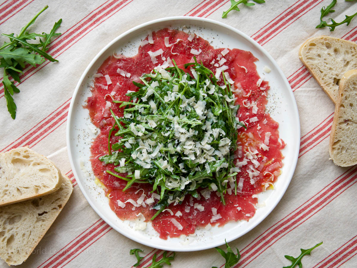 Klassisches Carpaccio von Rind mit Rucola und Parmesan – World Loving ...