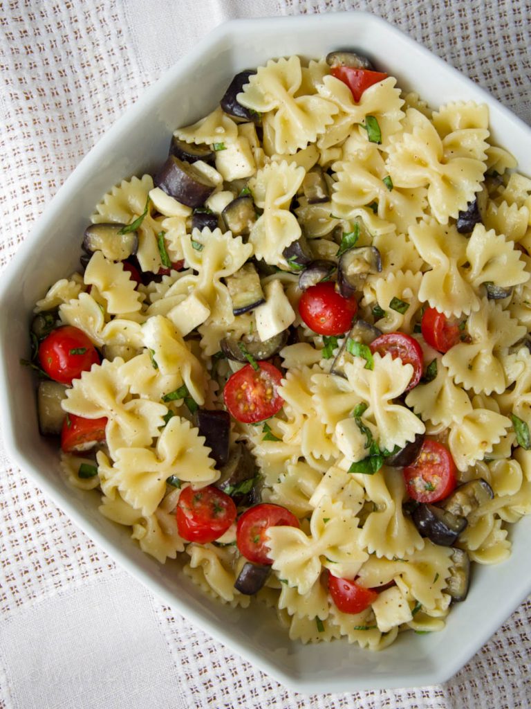 Italienischer Nudelsalat mit gebratenen Auberginen, Cherrytomaten ...