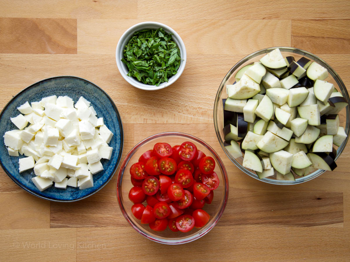 Italienischer Nudelsalat mit gebratenen Auberginen, Cherrytomaten ...