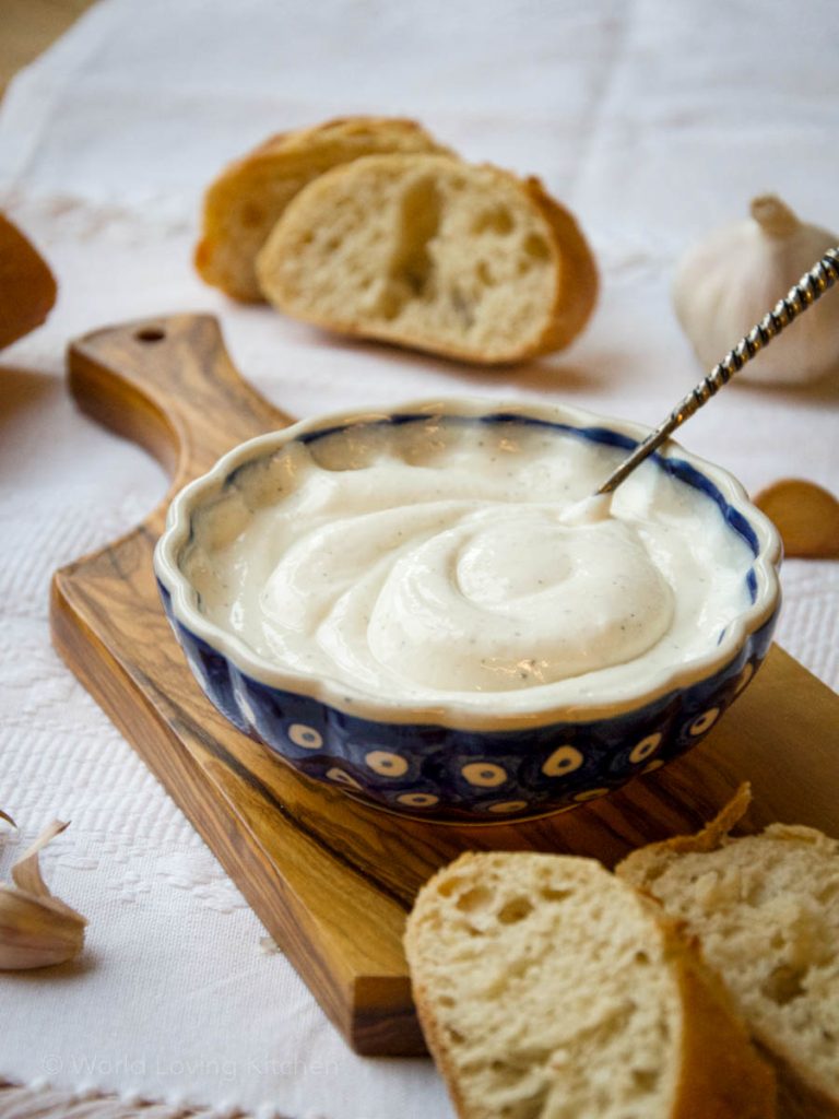 Mallorcan Aioli | Homemade Garlic Mayonnaise Recipe without Eggs /// Mallorquinische Aioli | Rezept für selbstgemachte Knoblauchmayonnaise ohne Ei