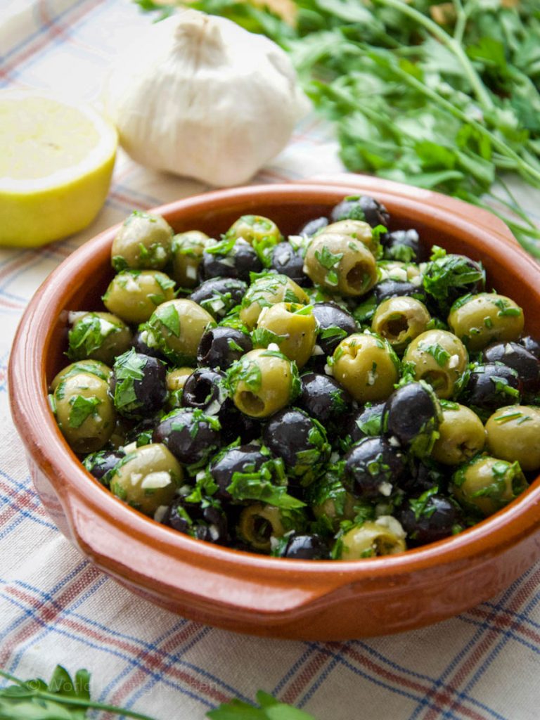 Marinated Olives with Garlic & Parsley /// Marinierte Oliven mit Knoblauch & Petersilie