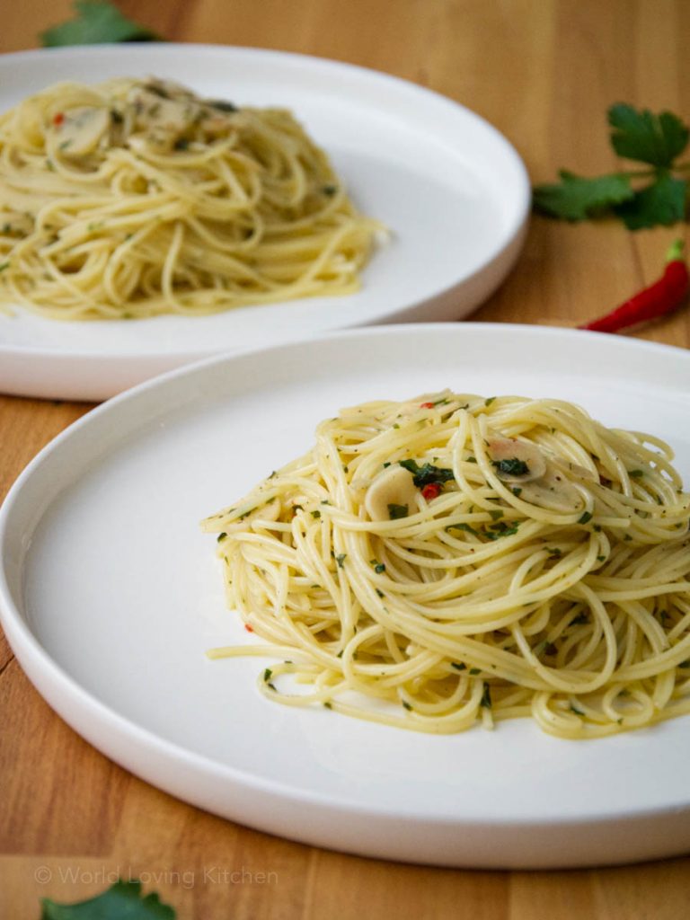 Spaghetti Aglio Olio e Peperoncino | Italian Spaghetti with Garlic, Olive Oil & Chili /// Spaghetti Aglio e Olio | Spaghetti mit Knoblauch, Chili & Olivenöl