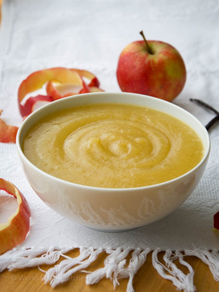 Homemade Apple Sauce – Quick & Easy Recipe /// Einfacher Apfelmus – Schnelles und Leckeres Rezept