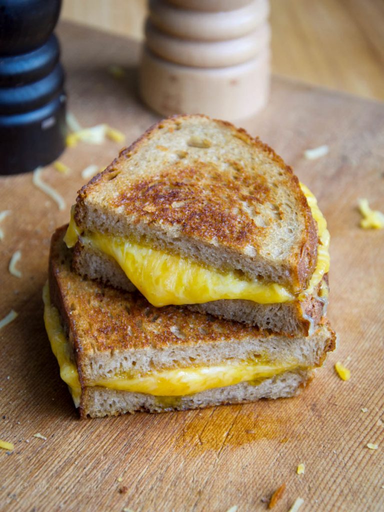 Classic Grilled Cheese Sandwich Recipe /// Klassisches Grilled Cheese Sandwich Rezept