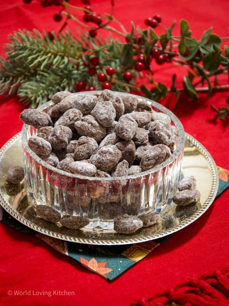 Christmas Spiced Chocolate-Covered Almonds /// Weihnachtlich gewürzte Schokoladenmandeln
