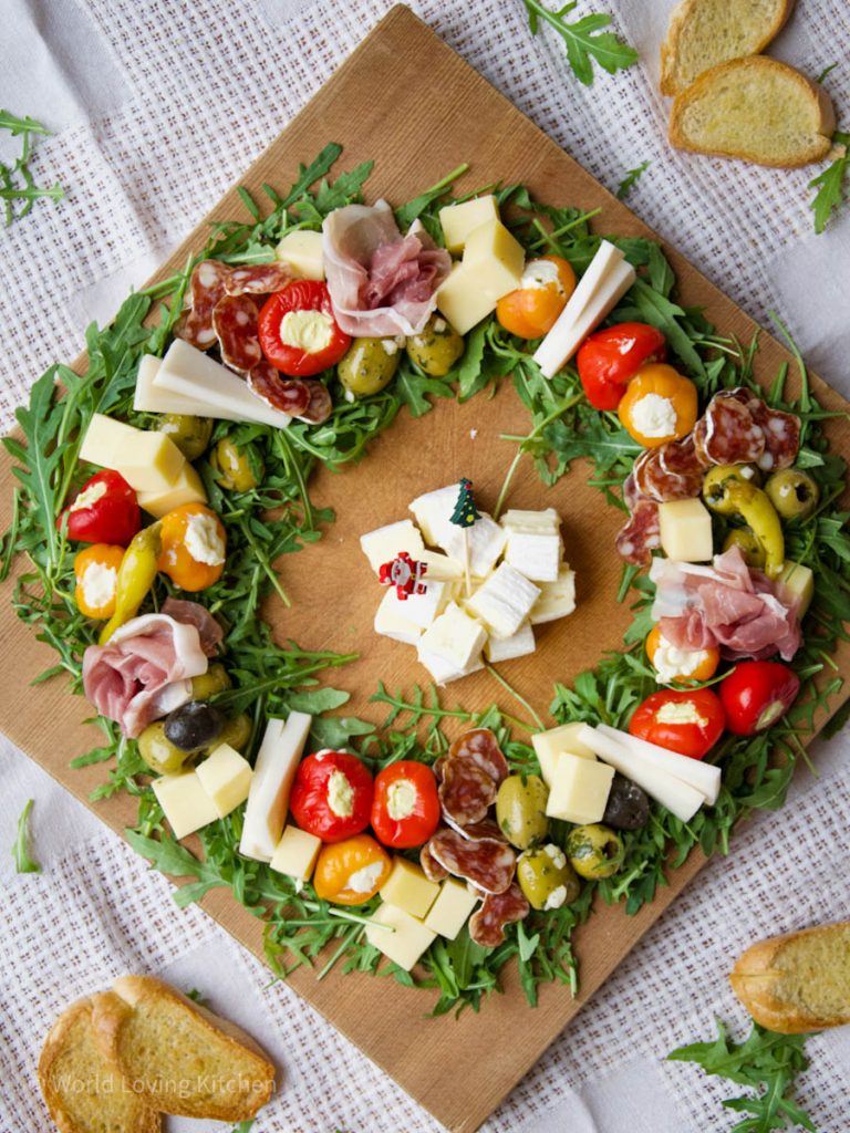 Christmas Wreath Charcuterie Board - A Festive Idea for the Holidays /// Käse- und Wurstplatte als Weihnachtskranz – Festliche Idee für die Feiertage