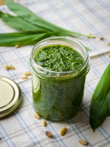 Wild Garlic Pesto - Easy Homemade Spring Recipe /// Bärlauchpesto - einfach, frisch und selbstgemacht