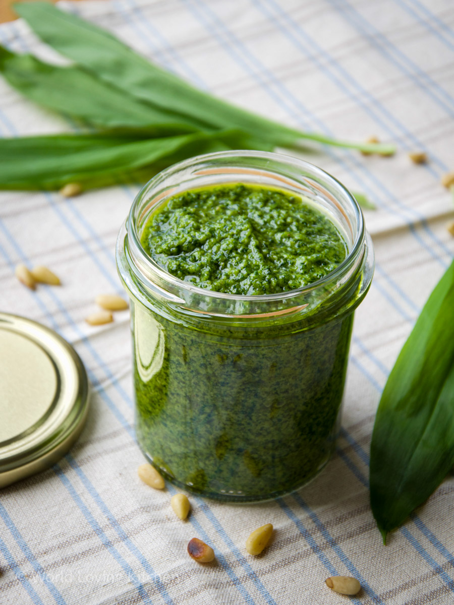 Wild Garlic Pesto - Easy Homemade Spring Recipe /// Bärlauchpesto - einfach, frisch und selbstgemacht